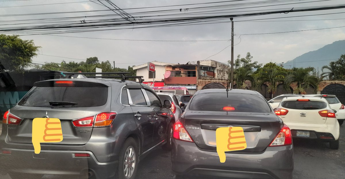 IvaniiaCastro's tweet photo. Necesitamos gestores de trafico en 7a Calle Poniente y 29 ave Norte, Mejicanos. Colapsado y asi es todos los días 
@VMTElSalvador https://t.co/54f0kcHmy9