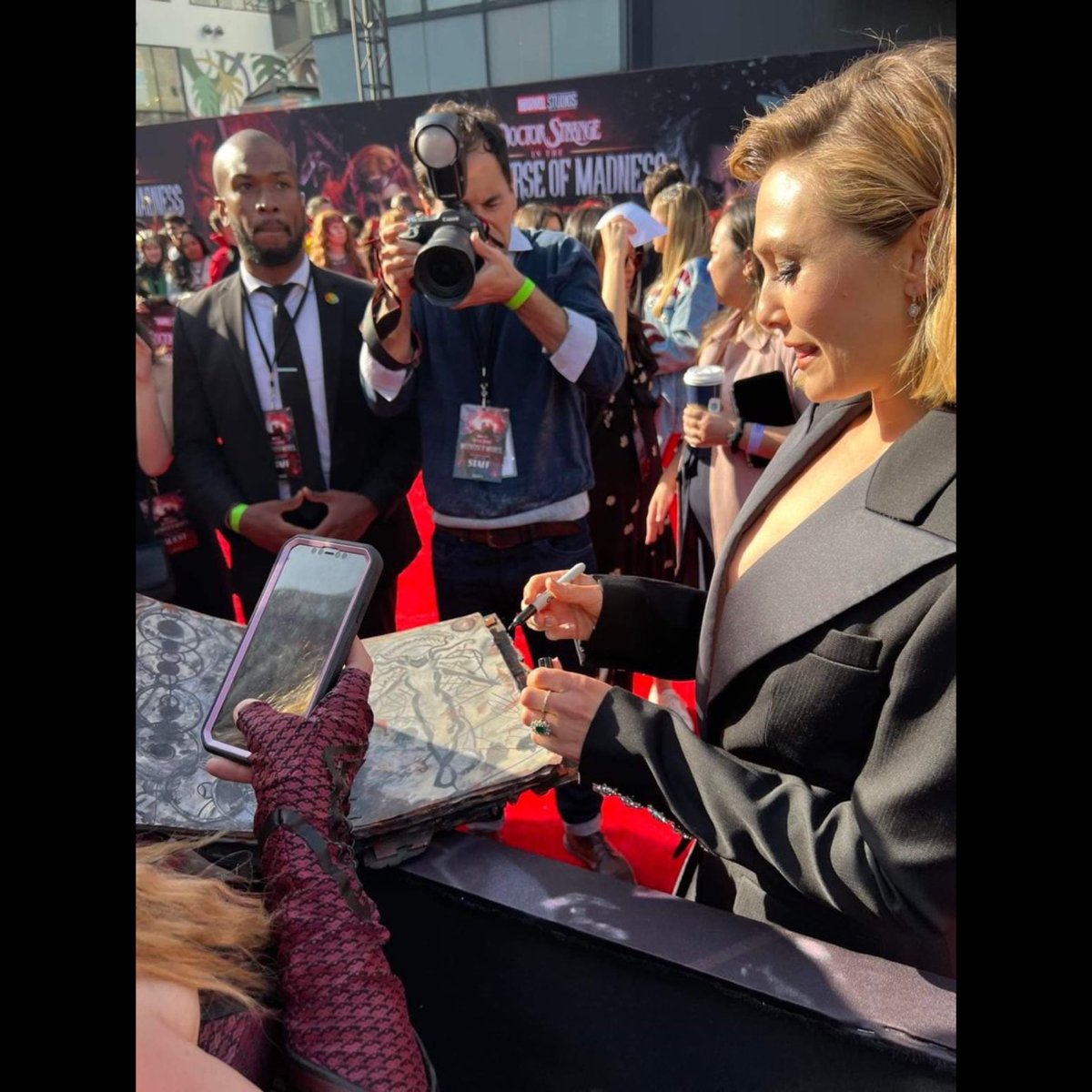 Kes_Cosplay's tweet photo. I still have to process me meeting Liz Olsen and she signing my Dark Hold ❤️#multiverseofmadness https://t.co/bMqaHz3o72