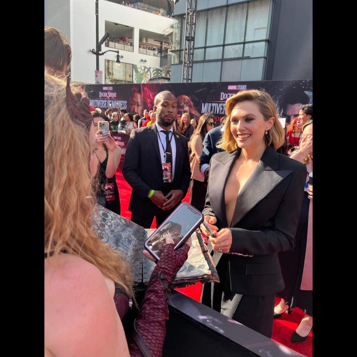 Kes_Cosplay's tweet photo. I still have to process me meeting Liz Olsen and she signing my Dark Hold ❤️#multiverseofmadness https://t.co/bMqaHz3o72