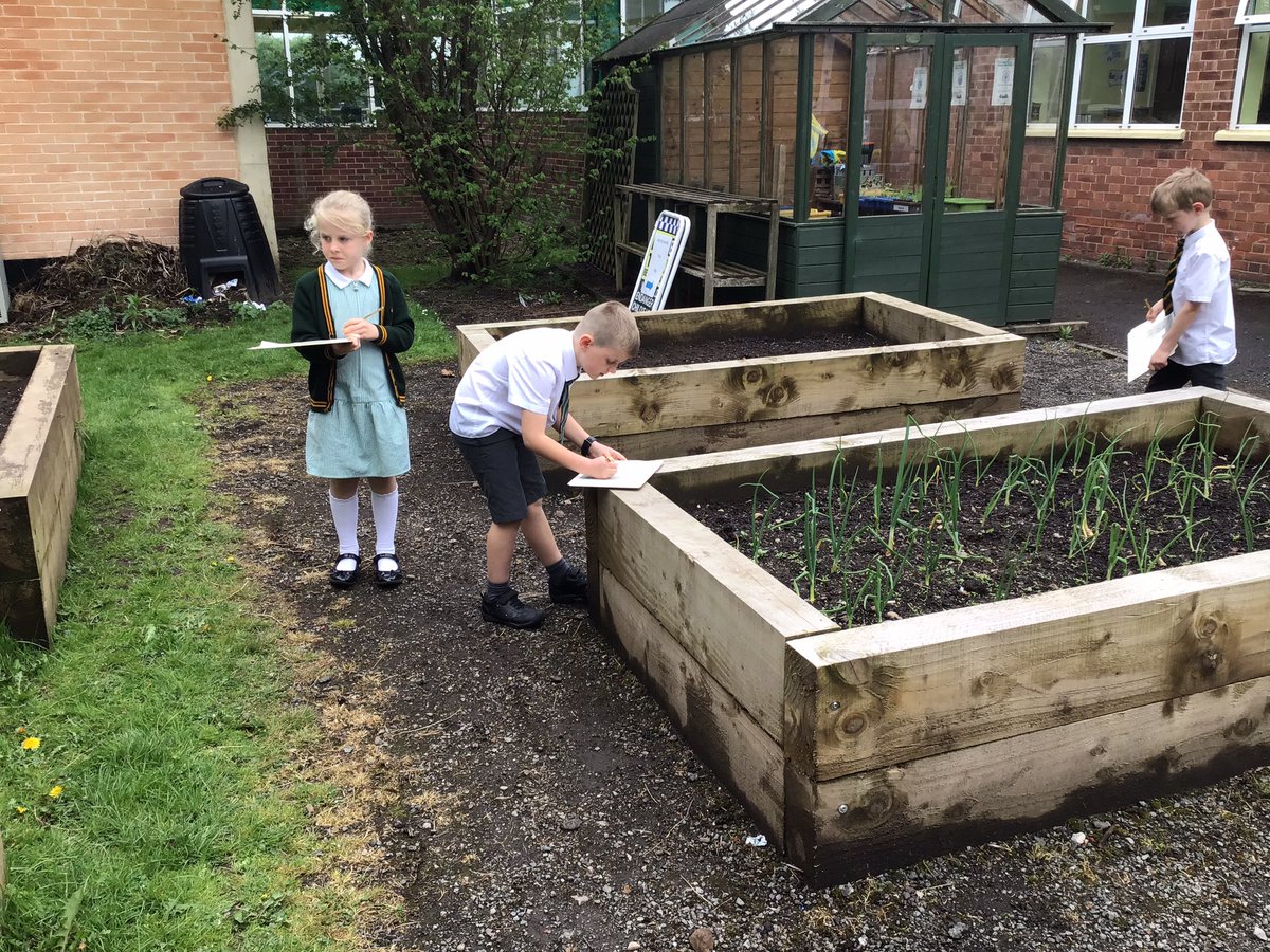 laceygreenpa's tweet image. 2J have been looking for and labelling micro habitats around school.
#LGPAscience