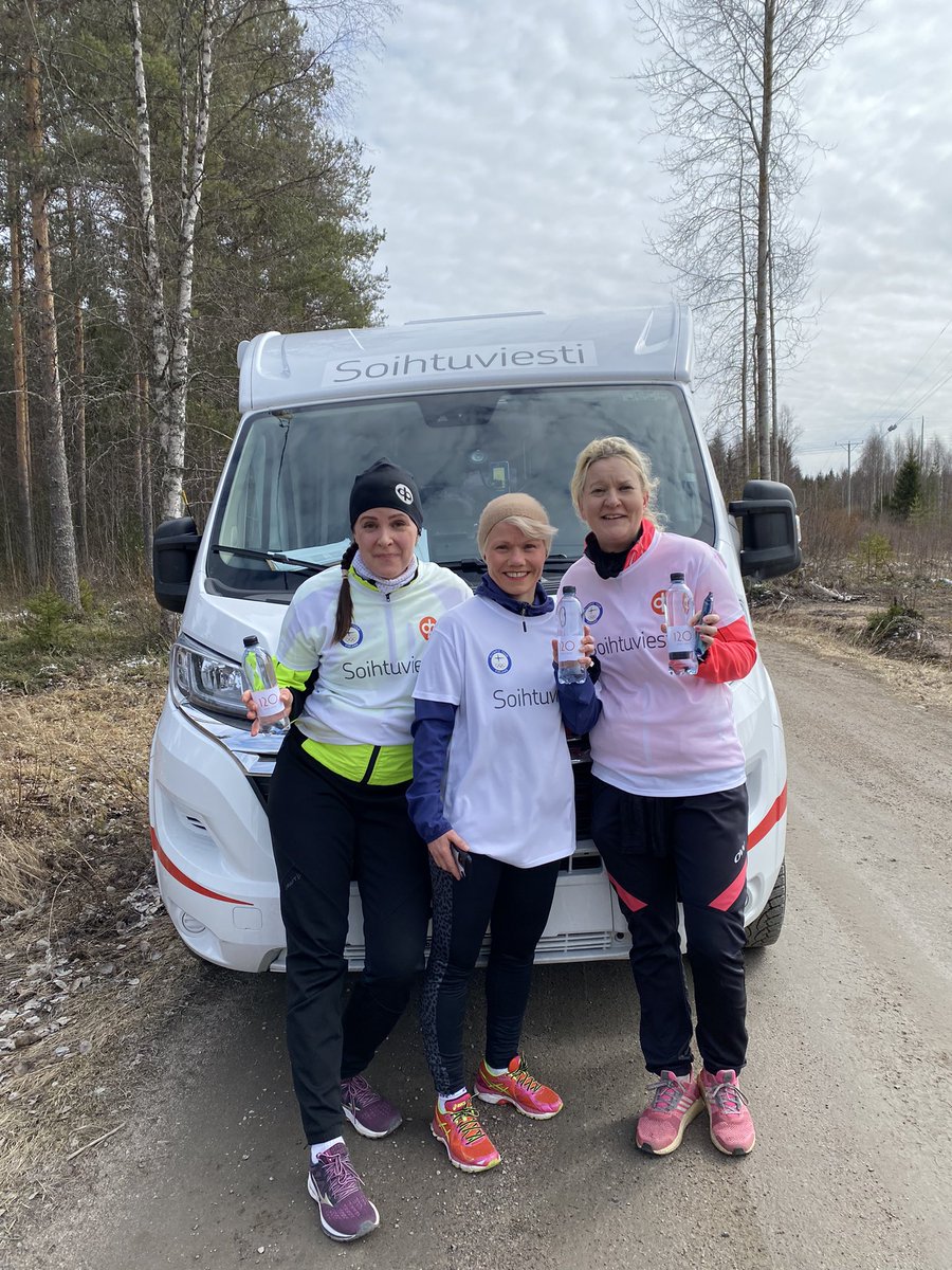 Sofize's tweet photo. OP täyttää tänä vuonna 120 vuotta. Sen kunniaksi juostaan soihtuviesti Pallakselta Helsinkiin vuoden 1952 reittiä. Oli kunnia olla mukana tässä historiallisessa tapahtumassa 🏃🏻‍♀️🏃🏼‍♀️🔥
#OP120 #soihtuviesti https://t.co/RDnrjBKexz