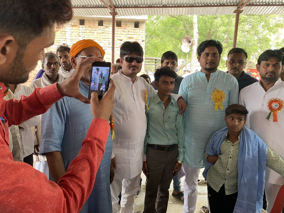 ￼सर्वलोक निर्माण सेवा समित सामूहिक विवाह सम्मेलन ग्राम  परछा में सम्पन्न हुवा कार्यक्रम में पहुँचकर वर व वधू को प्रमाण पत्र प्रदान करके उनके जीवन की एक नई शुरूवात करने पर उनको बधाई व सुभकामनाएँ दी #रामसजीवन_यादव_सदस्य_जिला_पंचयात_हमीरपुर_#राष्ट्रीय_सचिव_समाजवादी_युवजन_सभा