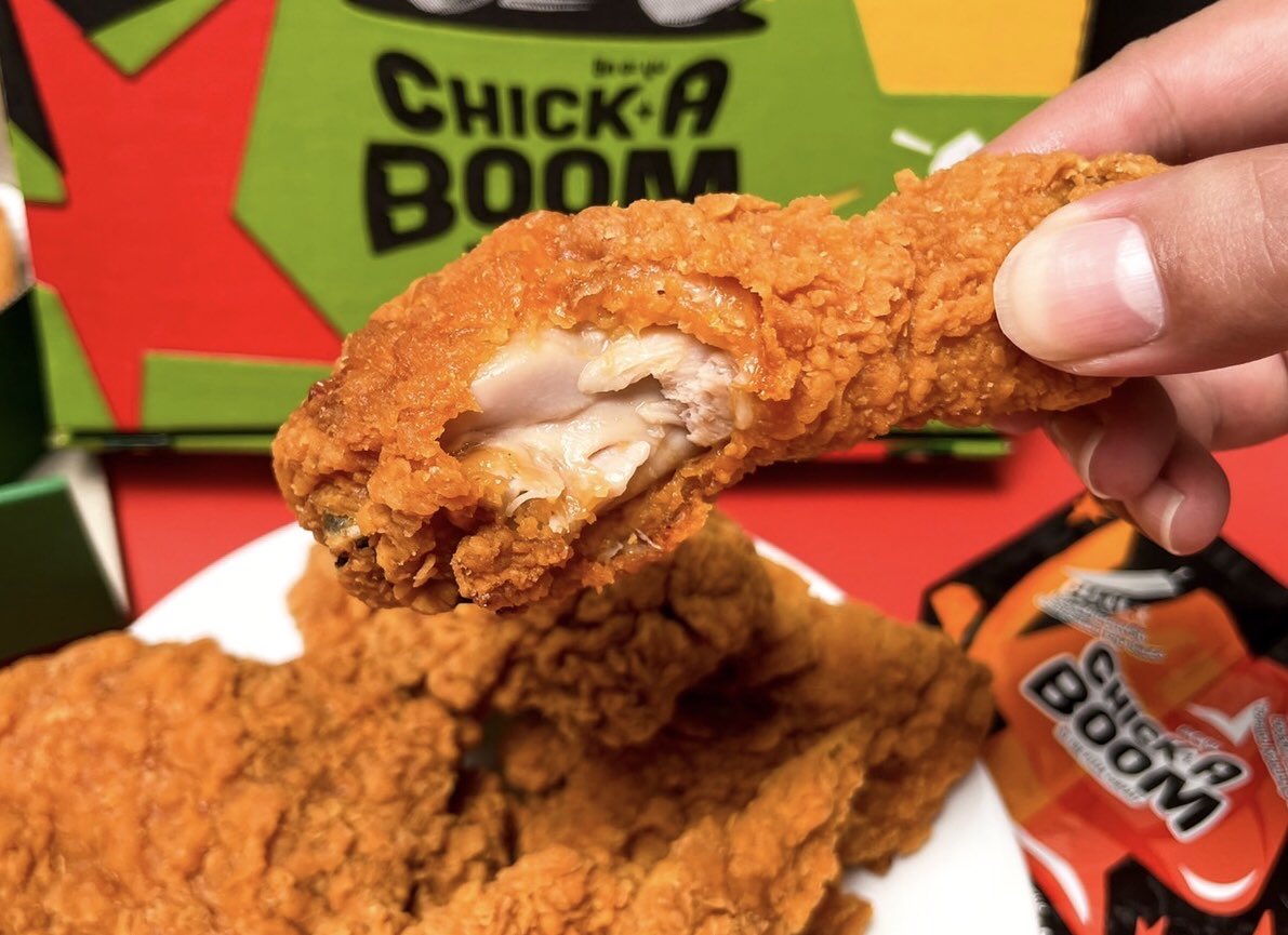 aroii's tweet photo. ไก่กรอบออกใหม่จาก #CHICKABOOMCHICKEN 
มาพร้อมความอร่อยเข้าเนื้อ ฉ่ำทุกคำกับไก่กรอบแป้งคราฟต์ กินแล้ววางไม่ลงเพราะหยุดกินไม่ได้ อร่อยไม่เหมือนใคร #ใครว่าเหมือน 😘 รีบไปลองกันจ้าา 
สั่งเป็นเซ็ตพร้อมพิซซ่าแบบคุ้มๆได้ที่แอป 
#ThePizzaCompany1112 
#ดังนั้นจะมาอร่อยเหมือนกันไม่ได้ https://t.co/odAP1HmIzx