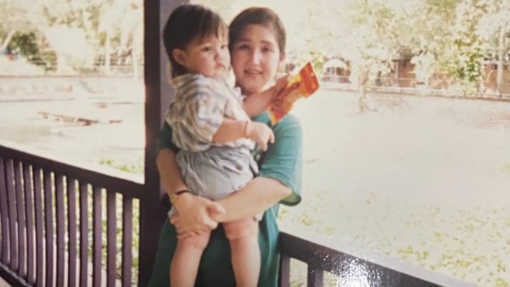 brightwinbjyx's tweet photo. acaso no se les hace el corazón chiquito saber que la razón de todo lo que ha logrado Bright es gracias al apoyo incondicional de su mamá, porque a mí se me apachurra de la ternura 😭 https://t.co/JZXWYjQ0uc