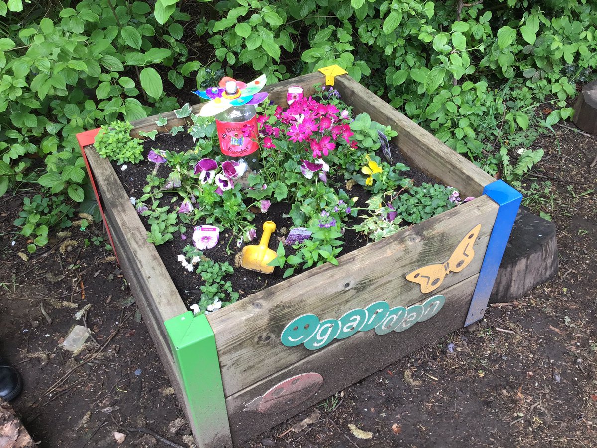 laceygreenpa's tweet image. 2A are exploring different microhabitats in Science 🪵🌻🌳 #LGPAScience