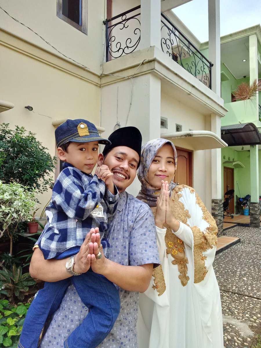 lukmanacil's tweet photo. Mohon maaf lahir dan batin, kami sekeluarga mengucapkan...sama2 😁 https://t.co/cA97ohajnh