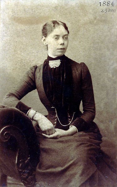 "Te llevaré donde tú no habías creído jamás poder ir [...] y haré nacer en ti sentimientos que te lanzarán a desconocidos encantos"

Ella es Jeanne Molbech y esta tarde <a href="/apego/">Elizabeth Lynn</a>, <a href="/RealViejoCafe/">Viejo Café</a> y yo hablaremos del amor según Bloy.