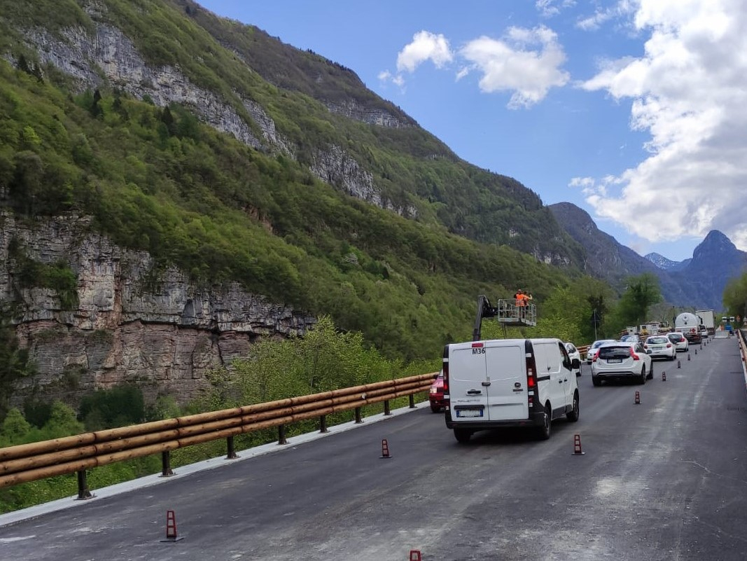 StradeAnas's tweet photo. #Anas #Veneto
Aperto ieri al traffico, in modalità di cantiere, il terzo nuovo viadotto sulla #SS51 “Di Alemagna” a Longarone (BL), nell’ambito degli interventi del piano straordinario di potenziamento della viabilità di accesso a #Cortina.
Più info ⤵️
https://t.co/GnnFAUTfsY https://t.co/0j5NBsQrwm