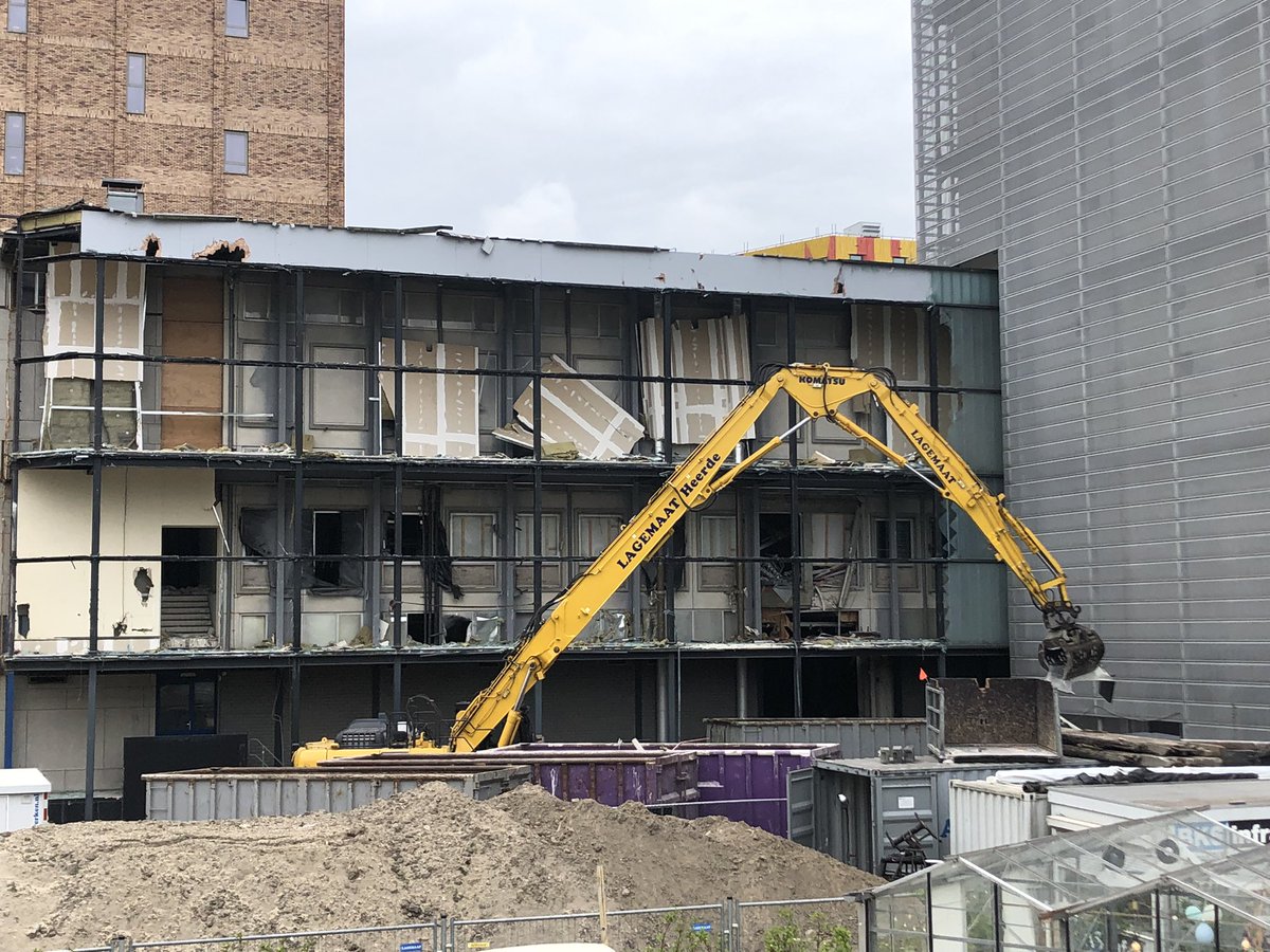 Eindelijk gestart met de sloop van dit voormalig KPN-gebouw. Meer openheid op De Kwekerij als deze dwarsligger weg is. #lagemaat #zichtlijn