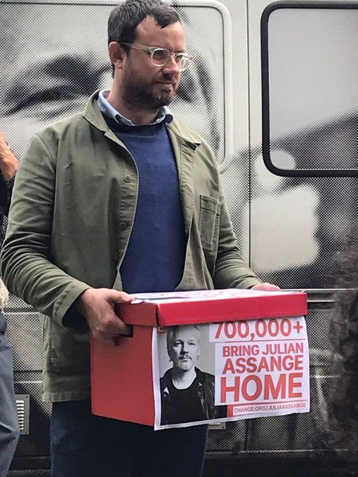 Julian'ın kardeşi Gabriel Shipton Dünya Basın Günü'nde 700.000 + imza ile Avustralya Hükümeti'ne çağrı yaparken

#Assange home. #FreeAssangeNOW #BringHimHome #FreeAssange #WorldPressFreedomDay #WPFD2022