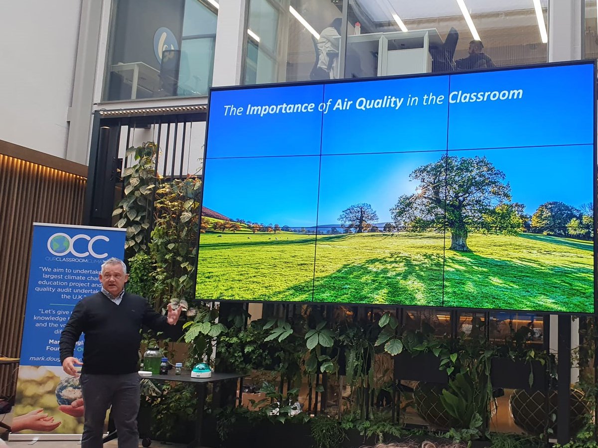 CALIN_LifeSci's tweet photo. Noswaith wych yn @fora_space Llundain wythnos diwethaf ar gyfer lansiad Our Climate Classroom gan @bee_one_bees.
Yn anelu i redeg y rhaglen addysgedig rheoli hinsawdd ac archwiliad monitro ansawdd aer mwyaf erioed gan blant.
#AddysgSTEM #NewidHinsawdd #LlygreddAer
#ERDF https://t.co/uwDeYySTL5