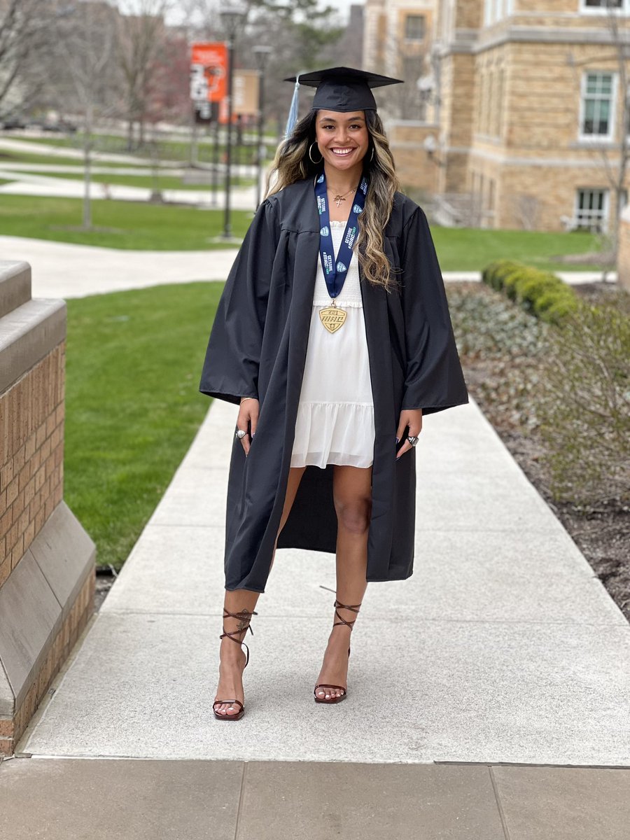 Congratulations to Zoë Hudson! 

Position: Defender ⚽️
Degree: Bachelor of Science in Education 📚
Next Stop: Playing professional soccer overseas 🧡

We are excited to see <a href="/zoehudsonnn/">Z💫</a> continue to excel in her next chapter! 

#AyZiggy
