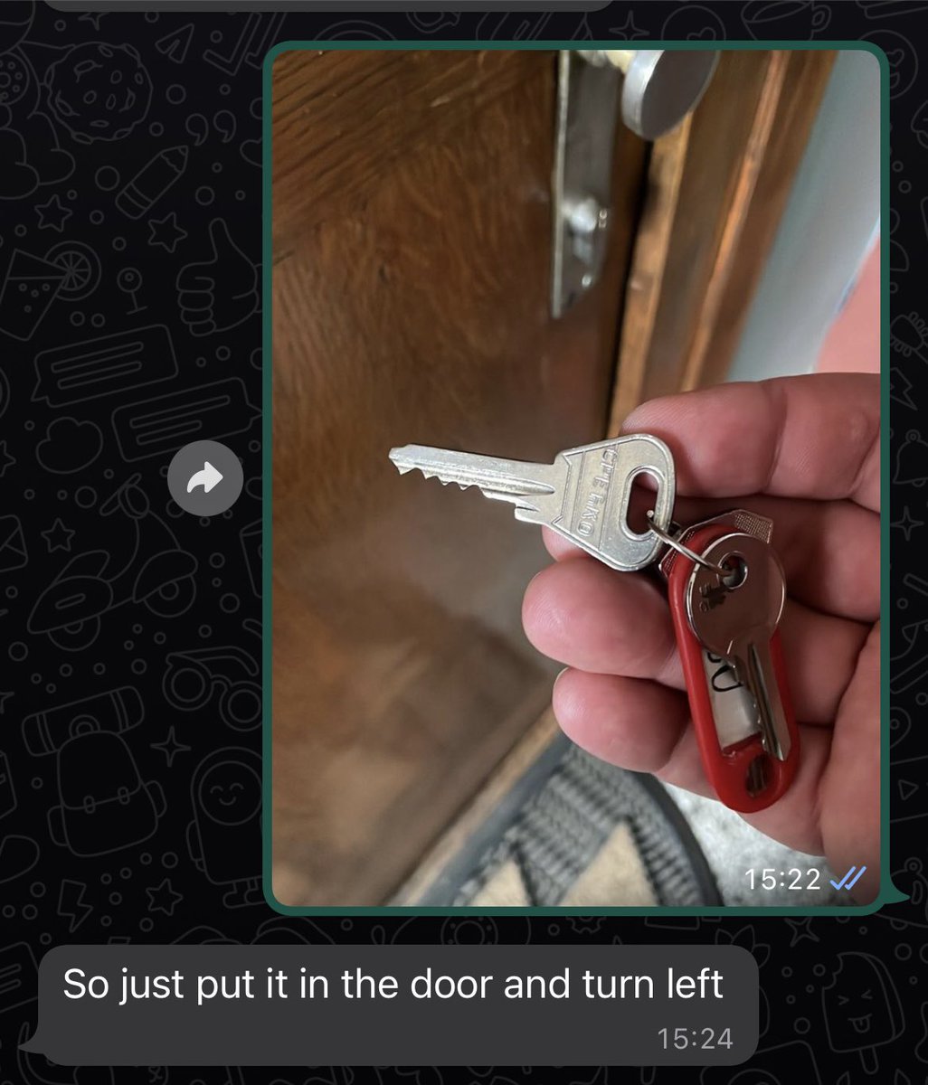 klestoff's tweet image. POV: я пытаюсь открыть заедающий замок в течение 5 минут и жалуюсь на это владельцу квартиры
Владелец квартиры: