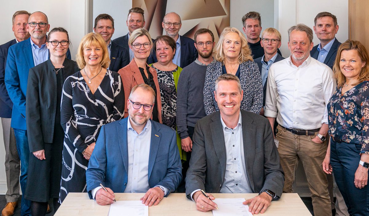Region Hovedstaden (@regionh) on Twitter photo Netop underskrevet kontrakt med Sectra om nyt system til billeddiagnostik og brystkræftscreening. "Vigtigt for at vi kan tilbyde den bedste udredning og behandling til patienterne," siger <a href="/RMogelvang/">Rasmus Møgelvang</a>. <a href="/Jens_Gordon/">Jens Gordon Clausen</a> #sundpol #dkmedier #digitalisering #dkpol bit.ly/3y8hPVi Netop underskrevet kontrakt med Sectra om nyt system til billeddiagnostik og brystkræftscreening. "Vigtigt for at vi kan tilbyde den bedste udredning og behandling til patienterne," siger <a href="/RMogelvang/">Rasmus Møgelvang</a>. <a href="/Jens_Gordon/">Jens Gordon Clausen</a> #sundpol #dkmedier #digitalisering #dkpol bit.ly/3y8hPVi