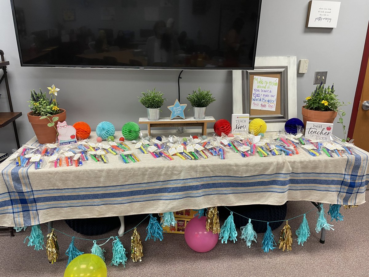BSTElementary's tweet photo. We have the BEST students, parents, and PTA! Feeling very appreciated and spoiled today! #alwaysOURbest #TeacherAppreciationWeek #stars https://t.co/fFRTEah6of