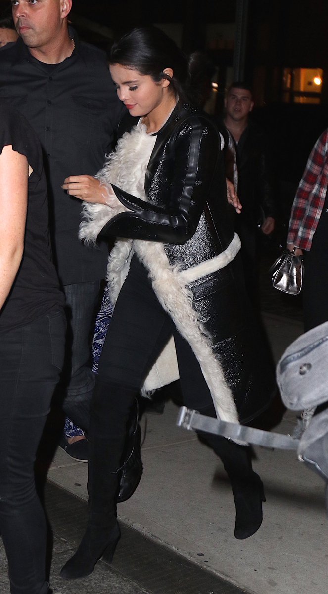 ThrowbackSeIene's tweet photo. May 3, 2015: Selena out in New York City, New York https://t.co/zxY3TJZVDk