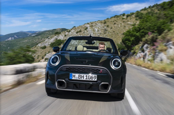HeadlightNews_'s tweet image. It's come to this: a stick shift shortage. Mini's (probably temporarily) put a halt to offering manual transmissions in its new vehicles due to supply chain issues, reports TheDetroitBureau. bit.ly/38LNnpb #Mini #manualtransmissions
