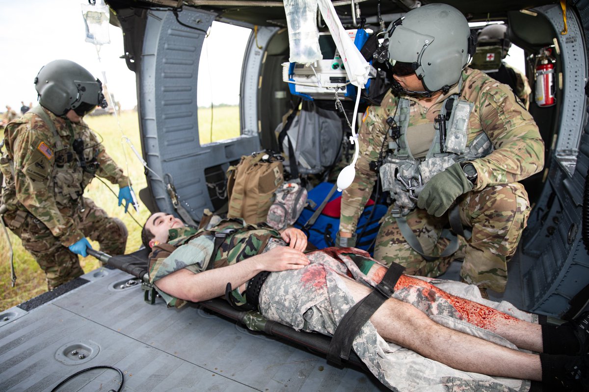 U.S. Soldiers with the Mississippi Army National Guard render first aid to personnel with simulated injuries during a #ProofOfConcept exercise at Camp Shelby Joint Forces Training Center, Mississippi, April 29, 2022.  📸:Staff Sgt. Shawn Keeton and Staff Sgt. Renee Seruntine