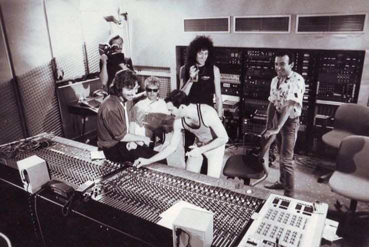 Farrokh_Mercury's tweet photo. #TuesdayWork : It's Studiotime ๐ผ after the impressions of "Live Aid" moved @QueenWillRock back to #Munich to work on new Songs like "One Vision". ๐โจ๏ธ
ยฉ๏ธ Queen Productions Ltd https://t.co/ruNN6hEWHm