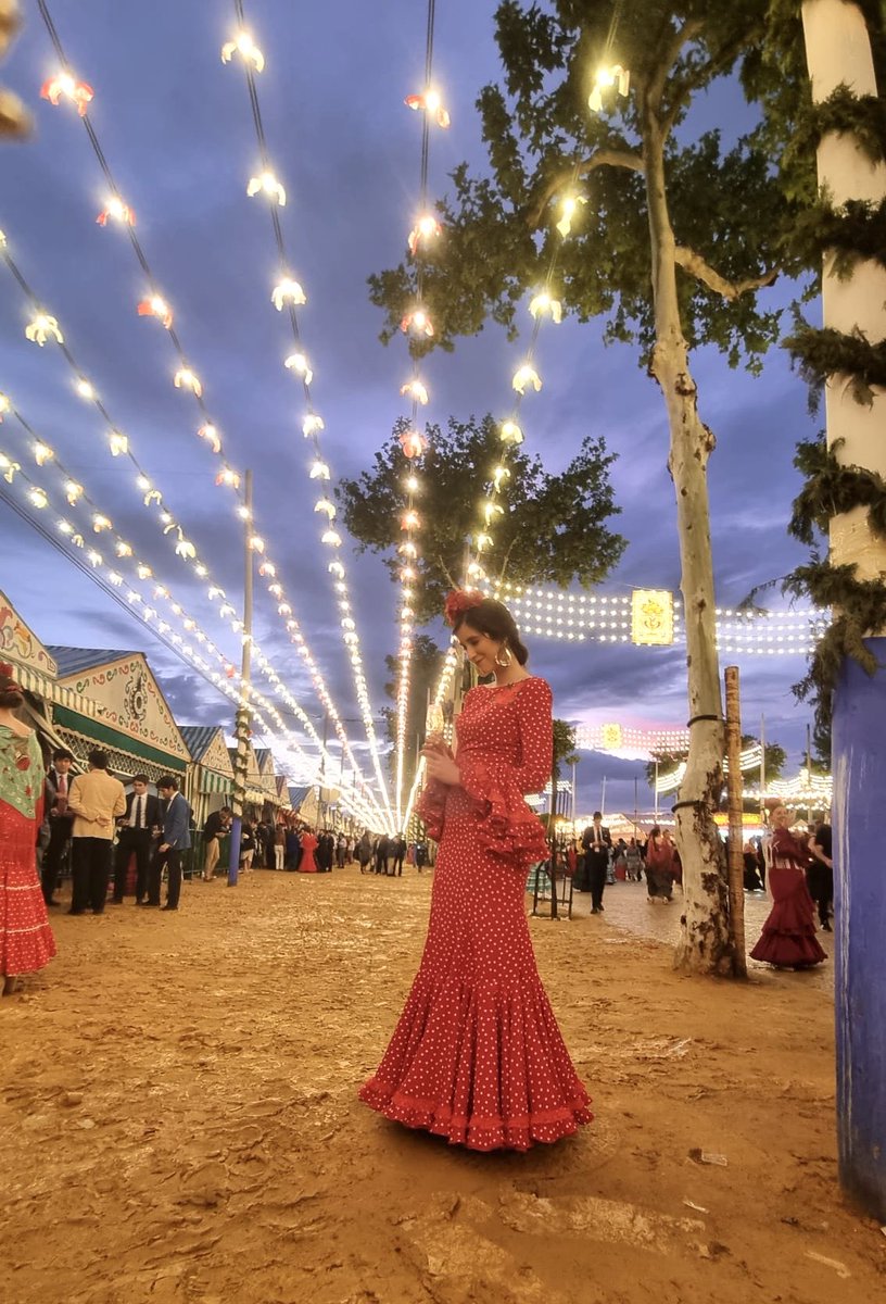 Mañana es festivo en Sevilla y nos tomamos un descanso. 
Estamos en feria y volveremos el jueves también en horario de mañana. 
Esperamos que todos los que podáis estéis disfrutando del Real 💜