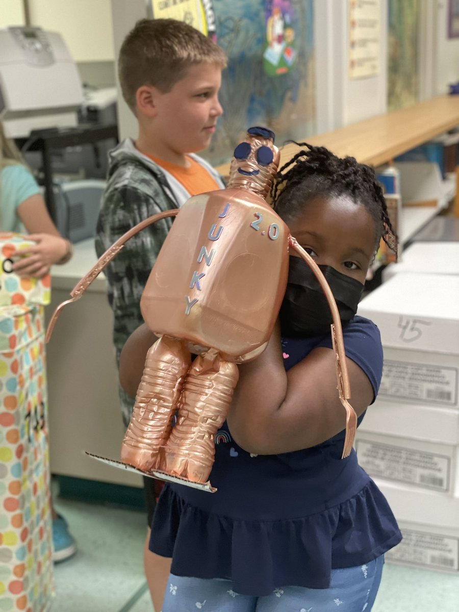PlantationParkE's tweet photo. Earth Day continues at PPE with our “Junk Bots”! Second grade transformed everyday recyclable items into fantastic ROBOTS! Great job!! #EarthDay #recycle #pperocks #secondgradesupers https://t.co/n1zqatSm8B