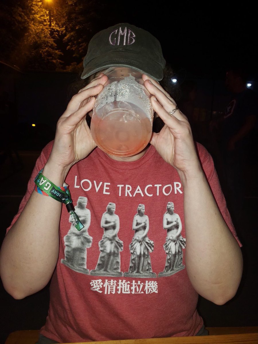 Fan representing! Thanks to our mystery fan for sharing her 📸 from the #shakykneesfestival in Atlanta! Get your own Love Tractor merch (and new rerelease) here found.ee/lovetractor
#bandmerch #lovetractor #athensmusicscene