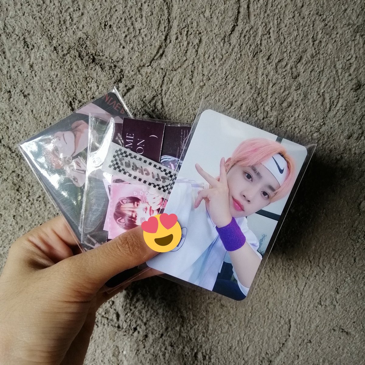 kheencartxx's tweet photo. ꒰ 💌 #ayumimails ꒱
𓂋 super happy mail!
hello @kyunyu00! nareceive ko na po si sunwoo! tysm for the safe packaging, sobrang pretty pa ng freebies😭💜 napauwi ko na prio ko sa wakas!! sw thrilling dmm haver na 'kooo. ang pogi niya so much huhu💜

pc holder is mine po :> https://t.co/acwEn93hKT