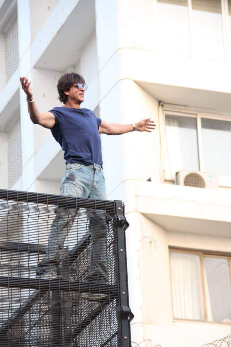 SRKKINGOFBOLLY3's tweet photo. Finally King Khan greeting the FANs waiting outside Mannat ♥️ #ShahRukhKhan𓀠 https://t.co/o5RIKXoMNZ