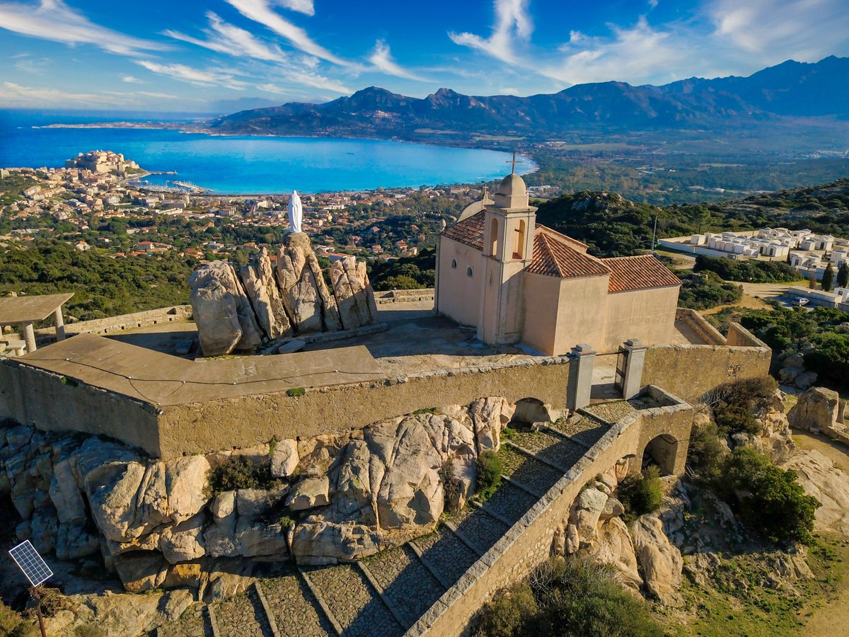 L'environnement et la situation géographique de CALVI participent activement à une certaine qualité de vie qui attire chaque année plusieurs milliers de visiteurs et en fait une ville où il fait bon vivre !

Retrouvez-là ici : villesetvillagesouilfaitbonvivre.com/actualites/gui… <a href="/Mairiedecalvi/">Ville de calvi</a>
