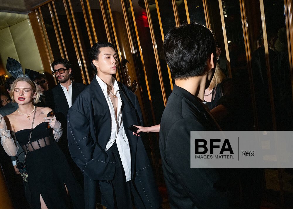 SM_NCT's tweet photo. [PRESS] 220503 #JOHNNY at the 2022 Met Gala After Party

#NCT #NCT127 https://t.co/RNK4XTLxMF