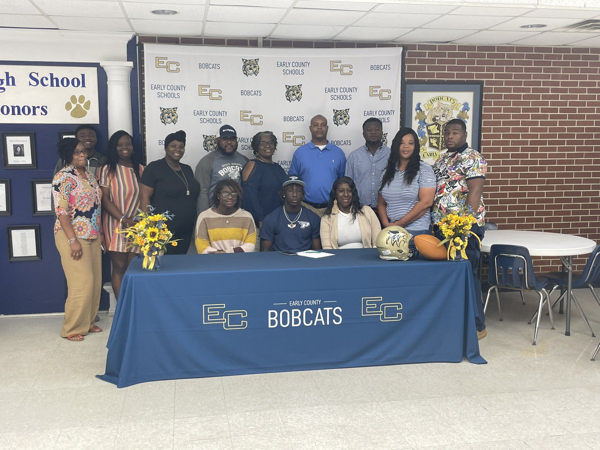 SylvieSparksTV's tweet photo. Congrats, @LjMckinnie of @ECFootballEC on signing with @PointFootball! Hear from him tonight at 6 on @WDHN 🏈 https://t.co/P15v6P6b9F