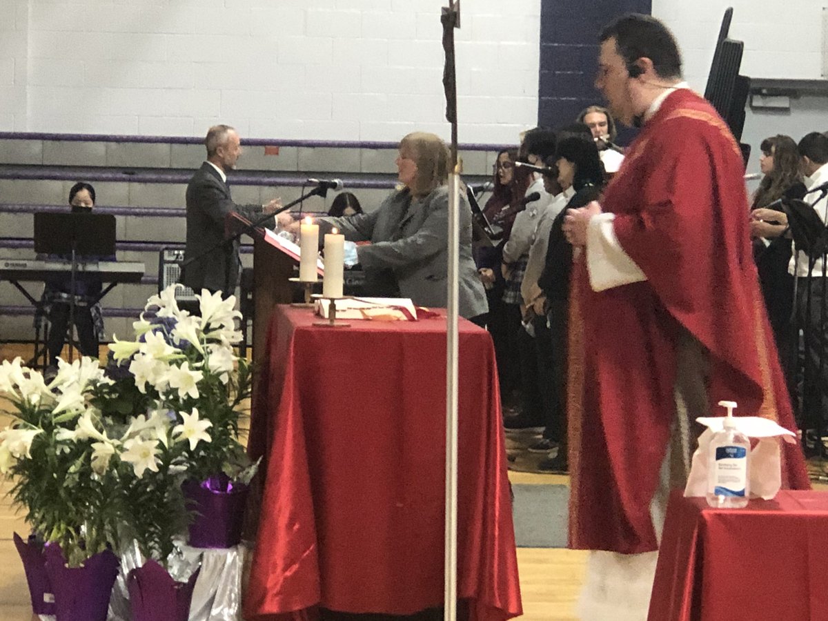 AssumptionH's tweet photo. The Assumption community comes together to celebrate Catholic Education week with mass! @ACMS_WECDSB @WECDSB @DOL_ca #CEW2022 #RebuildRestoreRenew #CathEduWeek https://t.co/bccak9Oo6T