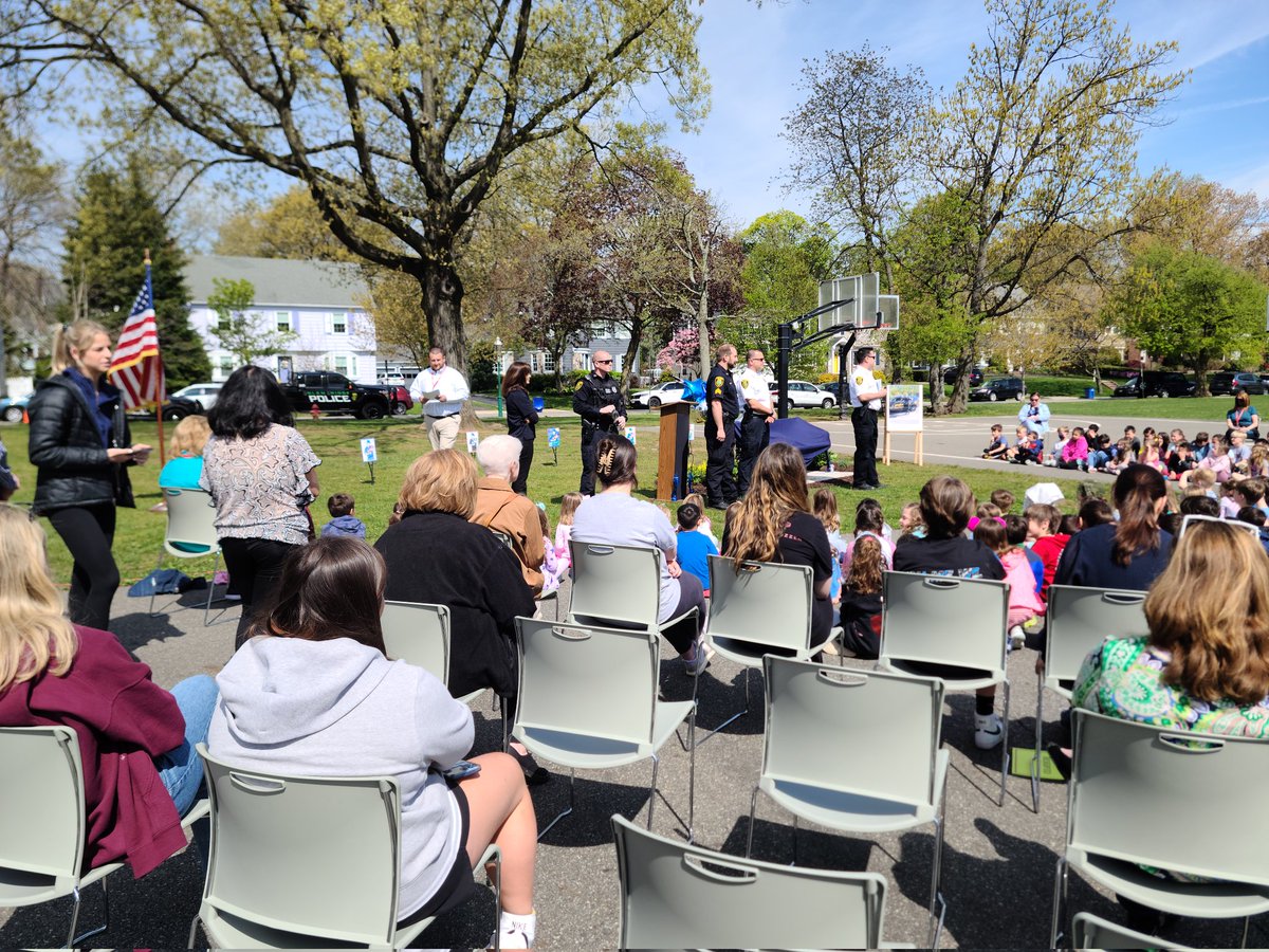 GR_Schools's tweet photo. Buddy Bench dedication at FAS in honor of Officer Rob Roberts https://t.co/zzt99sc65a