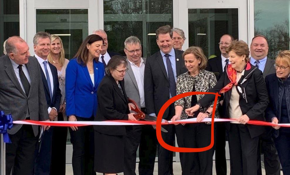 RockinghamYRs's tweet image. Anyone curious what @SenatorShaheen is reaching for? #NHPolitics