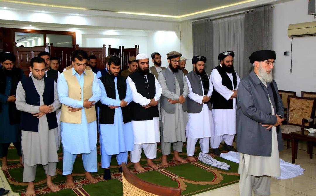 ArianaNews_'s tweet photo. د افغانستان د بهرنیو چارو وزارت چارسمبالي مولوي امیر خان متقي د حزب اسلامي له مشر ګلبدین حکمتیار سره وکتل.

#IEA  #AmirKhanMuttaqi #GulbuddinHekmatyar #Hezb_e_Islami #ArianaNews https://t.co/fpEO9F5SQN