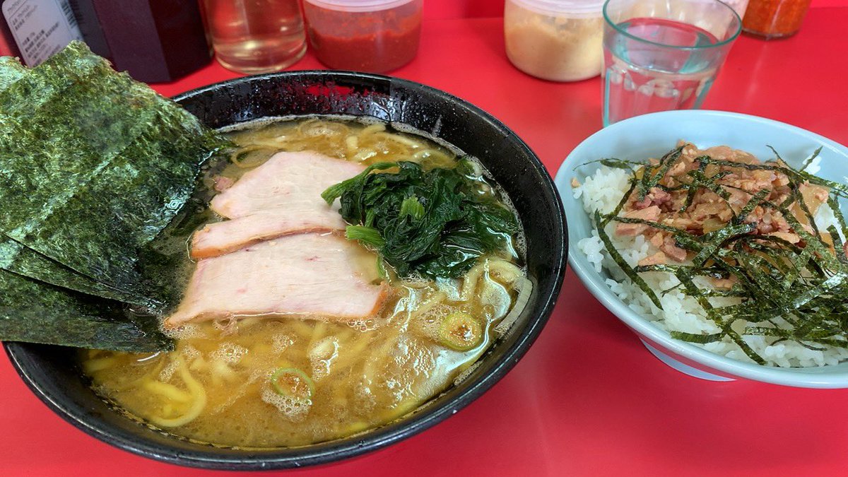 RIZUREI's tweet photo. #杉田家＠新杉田
ラーメン
表面に油膜が張るほどのコッテリさと醤油の辛さと豚骨の甘さが絶妙なバランスのどっしりとした味わいのスープ。香りが素晴らしい燻製チャーシューに、短めカットの酒井製麺の本格スープとの相性も堪能。コクとガツンとした味わいが最後の一口まで飽きない貫録の一杯。 https://t.co/Re1Rq6o6vr