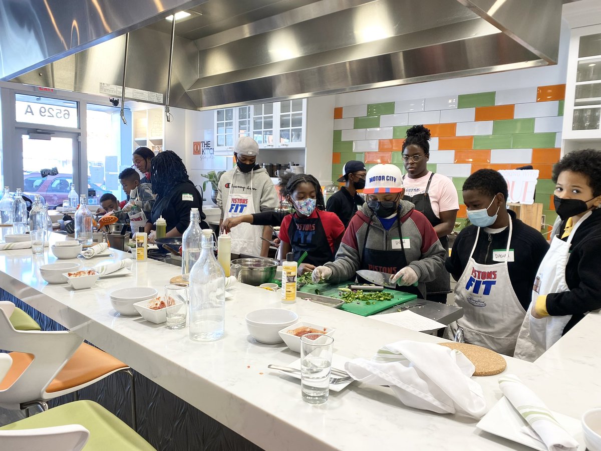 firstteedetroit's tweet photo. Mexican Night was a hit @kitchen_que! Thank you for #buildinggamechangers with us! https://t.co/vTc6ZDyKE8