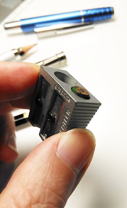 うーん、とうとう削る事も出来なくなってしまった😅
これではジョーカーの手品にも使えない(苦笑) 