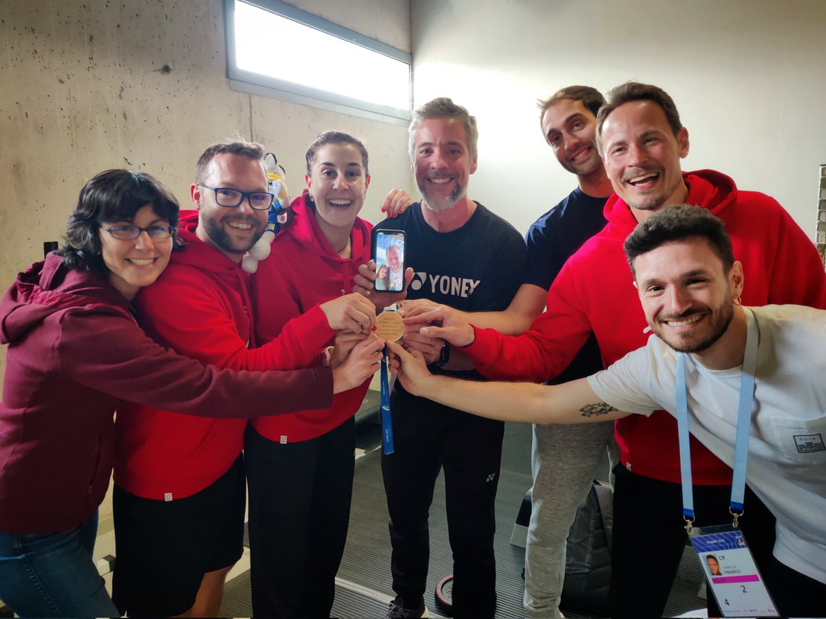 Sin ellos no habría sido posible. Han estado a mi lado en todo momento y no me han soltado la mano. Mi familia y mi equipo, mi equipo y mi familia ♥️🐺

#PuedoPorquePiensoQuePuedo