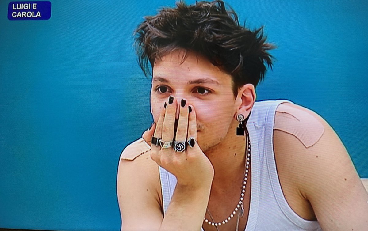 chiarinz_'s tweet photo. vi regalo un trittico di luigi quando sente parlare carola IO IL POSTO FISSO NON LO LASCIO #Amici21 #caroligi https://t.co/5arBrubyYw