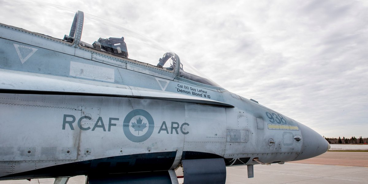 ARC_RCAF's tweet photo. Le nom du colonel honoraire Guy Lafleur a été ajouté à l'extérieur du cockpit du CF-18 survolant ses funérailles auj., en hommage à ses contributions et à son dévouement envers les marins, les soldats et les aviateurs des FAC au fil des ans. Reposez en paix, cher Démon blond. https://t.co/tyqIUMYfGZ