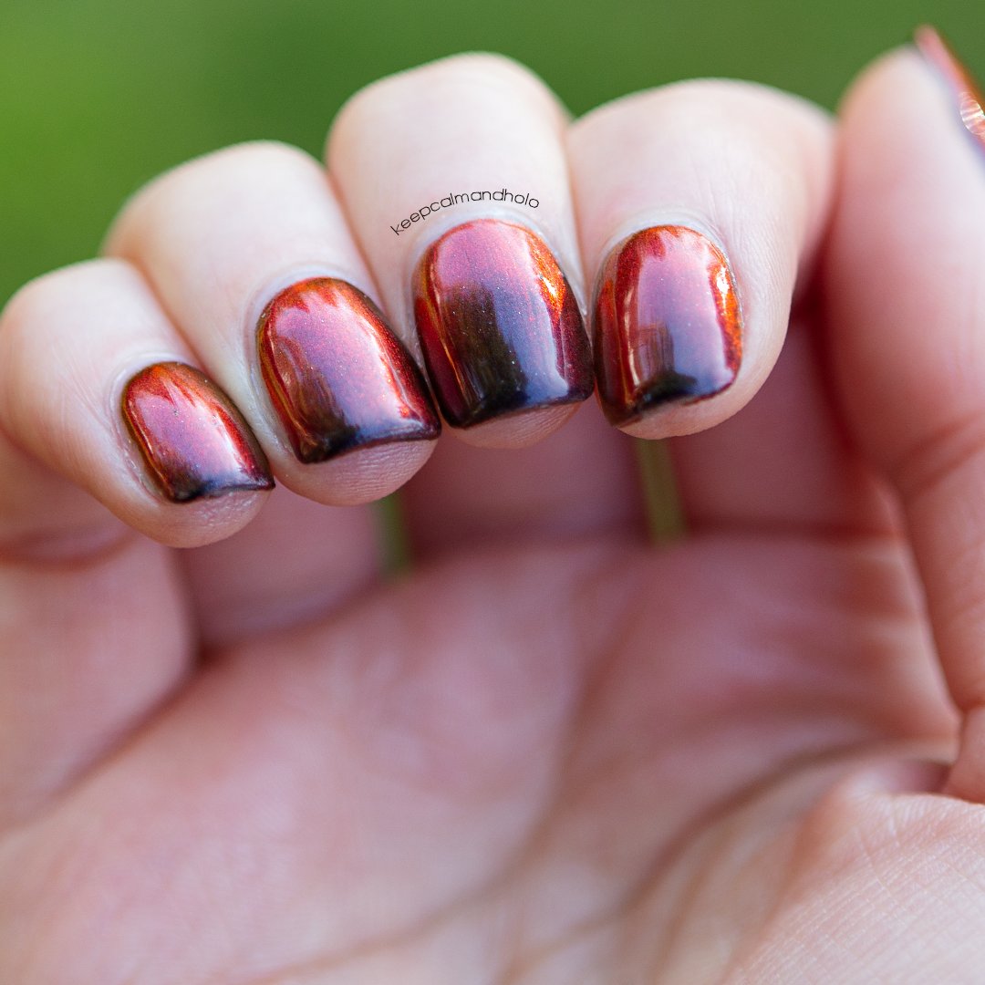 My absolutely favourite multichrome polish 🖤❤️

#ilovenailpolish #ilnp #multichromenails  #manicure #multichrome #gradientnails #nailart #gelnails #ilnpcosmetics