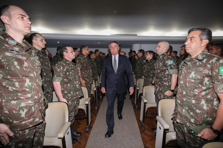 URGENTE: Bolsonaro está hoje em reunião com o auto comando das forças armadas.
Discutindo se eles apoiam uma canetada dele para que os votos sejam impressos em 2022.
Vamos mostrar a nossa opinião Brasil, como ? Retweetando agora.
Aproveita e segue eu aí 🇧🇷🙏