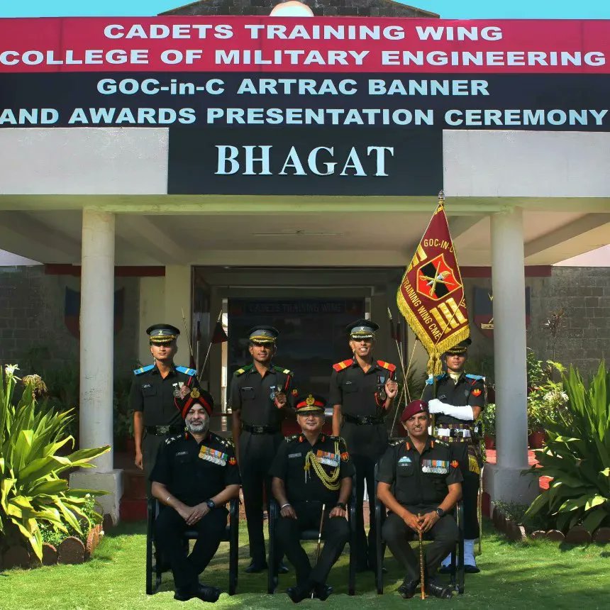 DefenceDirect's tweet photo. Banner and Awards Presentation Ceremony was held at CTW #CMEPune in the presence of parents & guests of Gentlemen Cadets of TES 39 Course.
Lt Gen PP Malhotra, AVSM, VSM, Commandant CME gave away medals to meritorious GCs & Banner to the Champions, Delta Platoon!
#IndianArmy https://t.co/ksIOHVlVCT