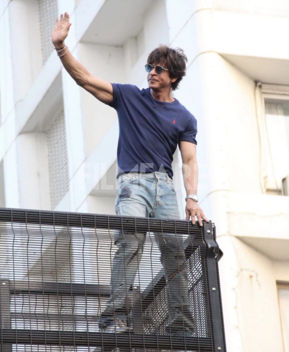 It's Eid Mubarak indeed.
Finally we could see you waving to the fans 🥺😭