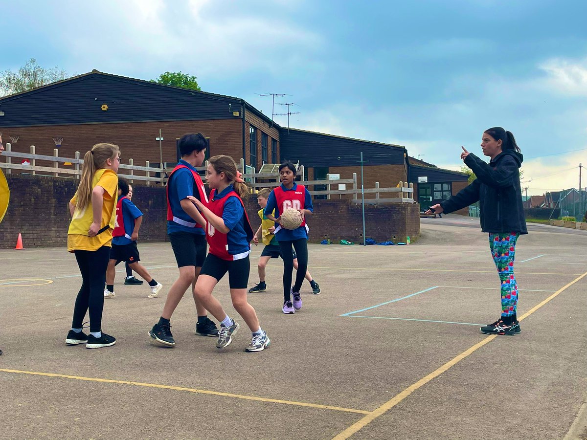 SchoolGamesWM's tweet image. Only 2 teams available? No problem! We played a mixed #Netball fixture between @HamiltonAcadY6 and @CedarParkSchoo1 and had @NinjasNetball come over and umpire! 

It finished 8-4 to the visitors. Thank you, Tanya for your amazing umpiring and coaching skills!