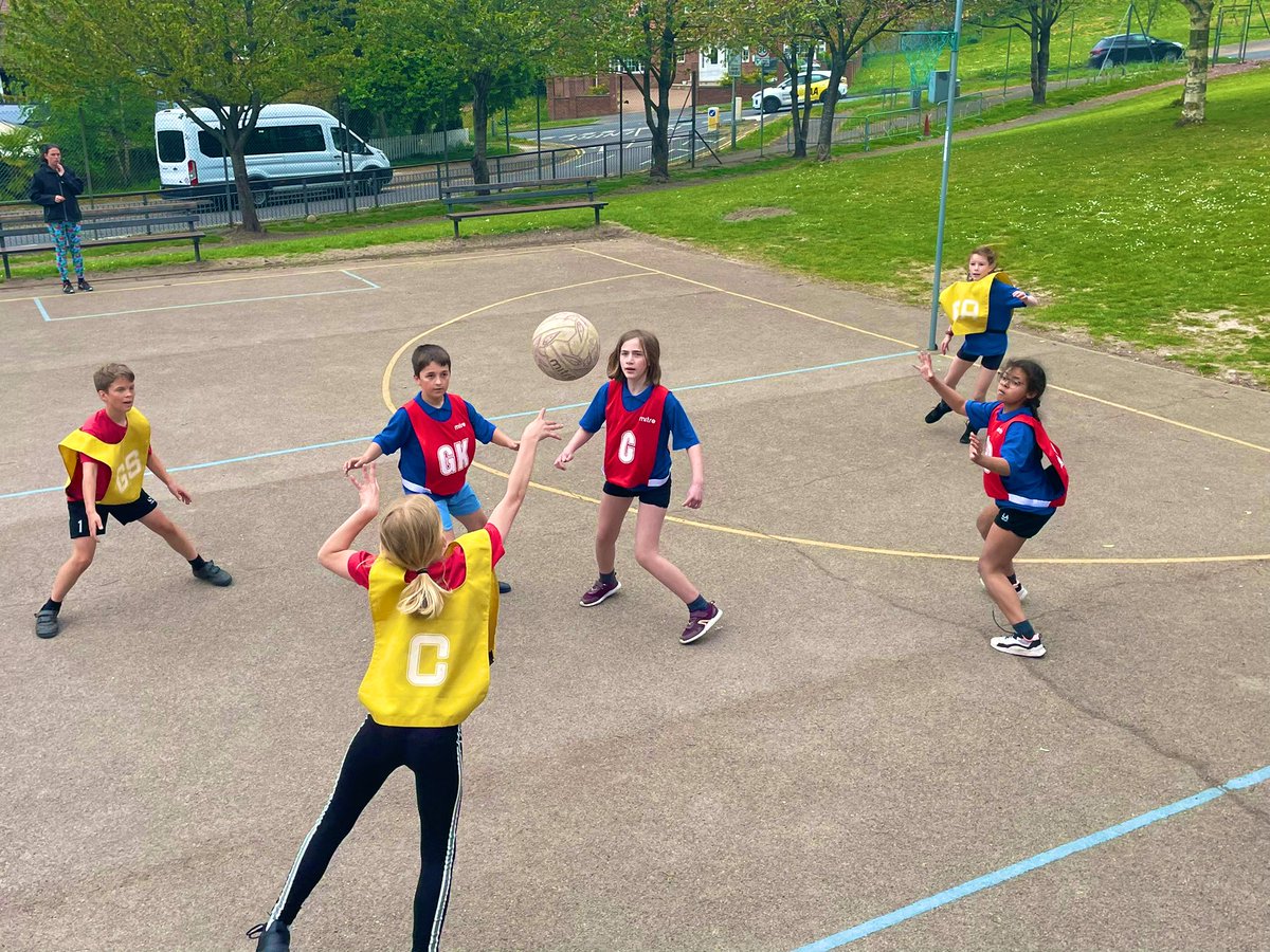 SchoolGamesWM's tweet image. Only 2 teams available? No problem! We played a mixed #Netball fixture between @HamiltonAcadY6 and @CedarParkSchoo1 and had @NinjasNetball come over and umpire! 

It finished 8-4 to the visitors. Thank you, Tanya for your amazing umpiring and coaching skills!