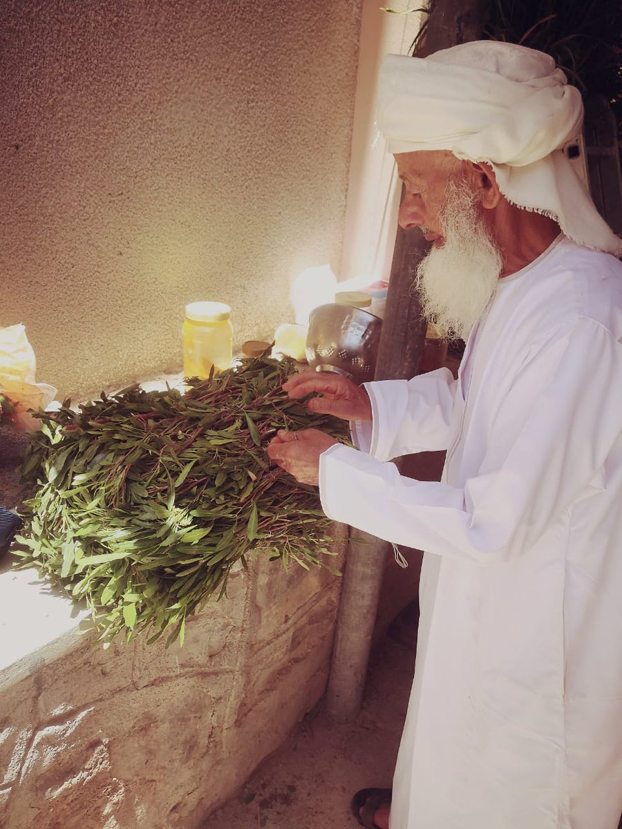 الوالد الله يحفظه يضع اللمسله الأخيرة على الشواء 
 
#لقطه_عمانيه_في_العيد