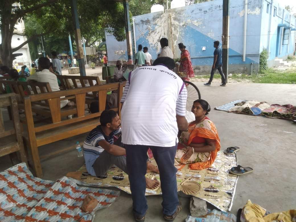 aamarkalyani's tweet photo. #আমার_কল্যাণী র চতুর্থ তম জন্ম দিবস।
"নিয়ে তোমাদেরই ভালবাসার দান
মানব সেবায় নিয়োজিত প্রাণ...." জন্মদিনের সকালে  আমরা গিয়েছিলাম JNM Hospital এ। Emergency word আর blood bank এর সামনে অপেক্ষারত রোগীর বাড়ির মানুষগুলোর হাতে তুলে দিলাম দুপুরের খাবার। সাথে থাকুন, পাশে থাকুন ।। https://t.co/mMD6C5vrGo