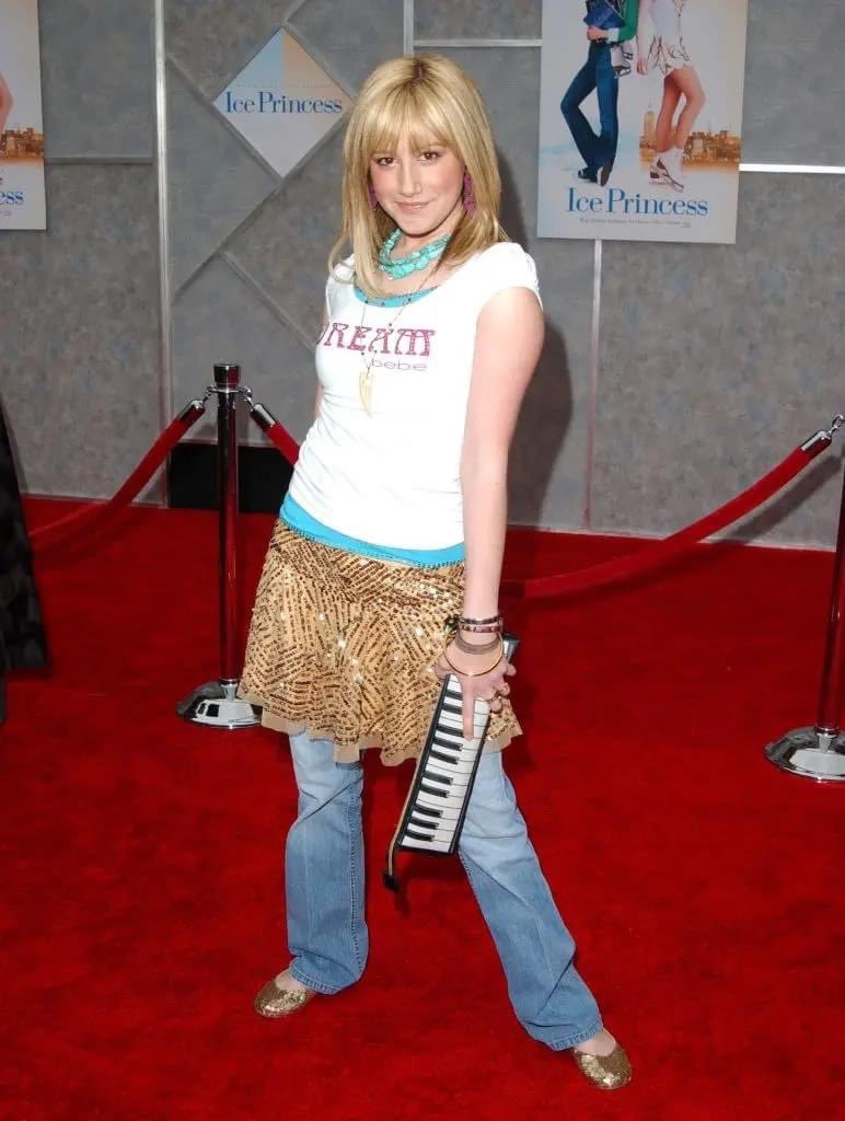 MusicMiix's tweet photo. المغنية والممثلة Ashley Tisdale ساخرة عبر تويتر: 

"إذا دُعيت يوماً لحضور حفل Met Gala، سأعيد إحياء إطلالاتي الأيقونية القديمة" 😂 https://t.co/uVU52v05pF